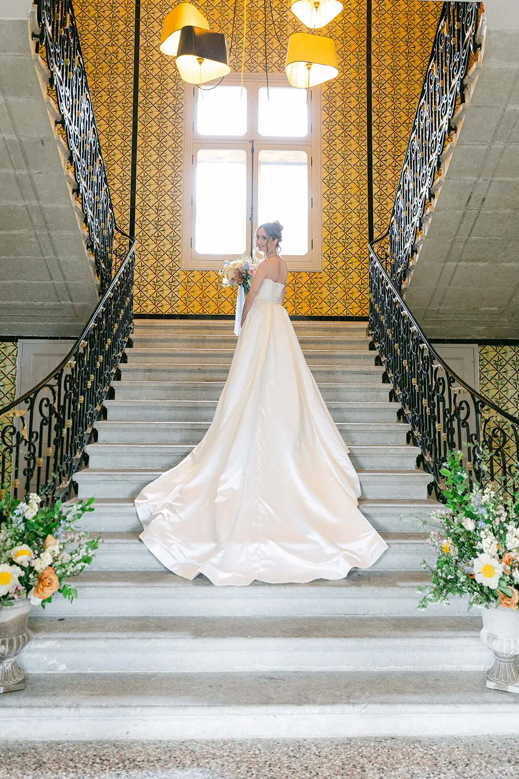 Chateau de Sériège - Mariage - Vue escalier intérieur avec la mariée