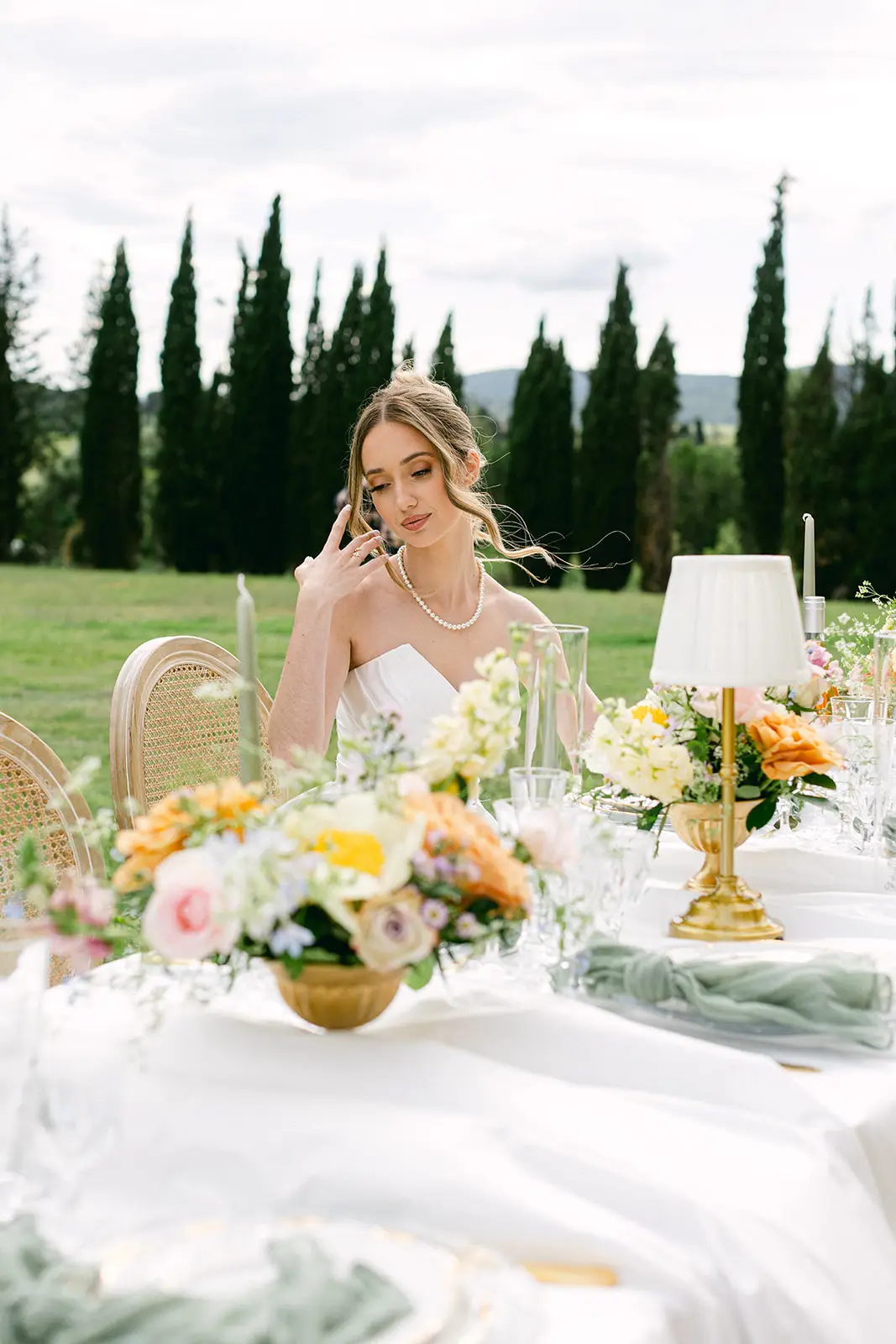 Chateau de Sériège - Mariage - Vue table extérieur avec mariée