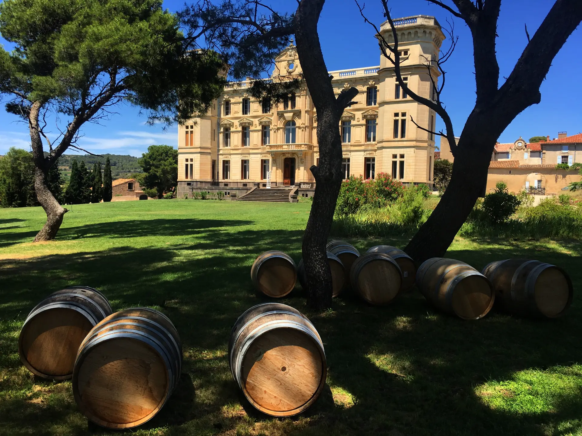 Chateau de Sériège - Vins - Vue extérieur avec tonneaux